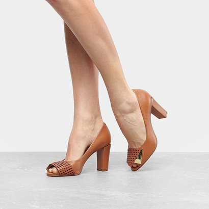 sapato peep toe luz da lua