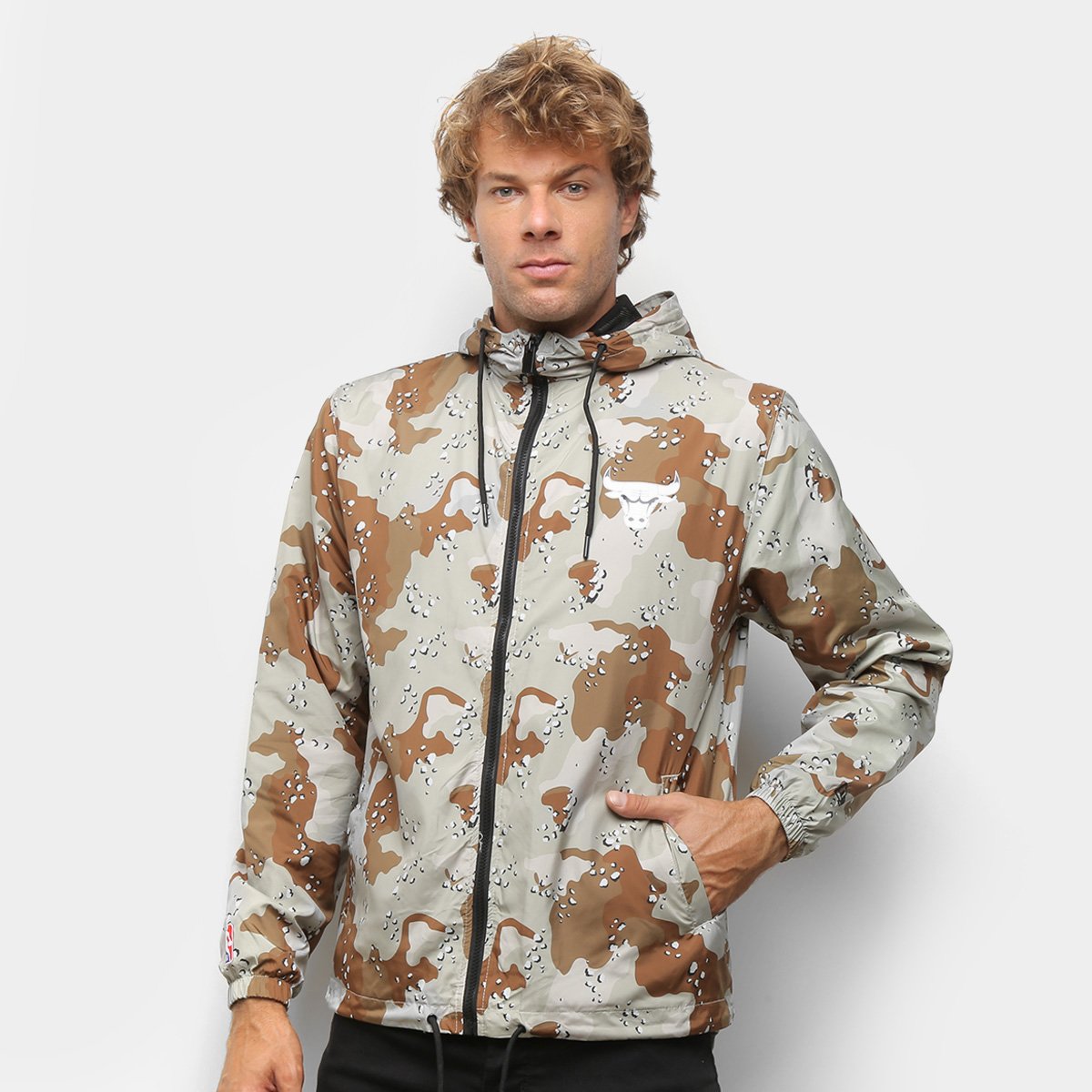 Jaqueta Corta Vento NBA Chicago Bulls New Era Desert Camuflada Masculina