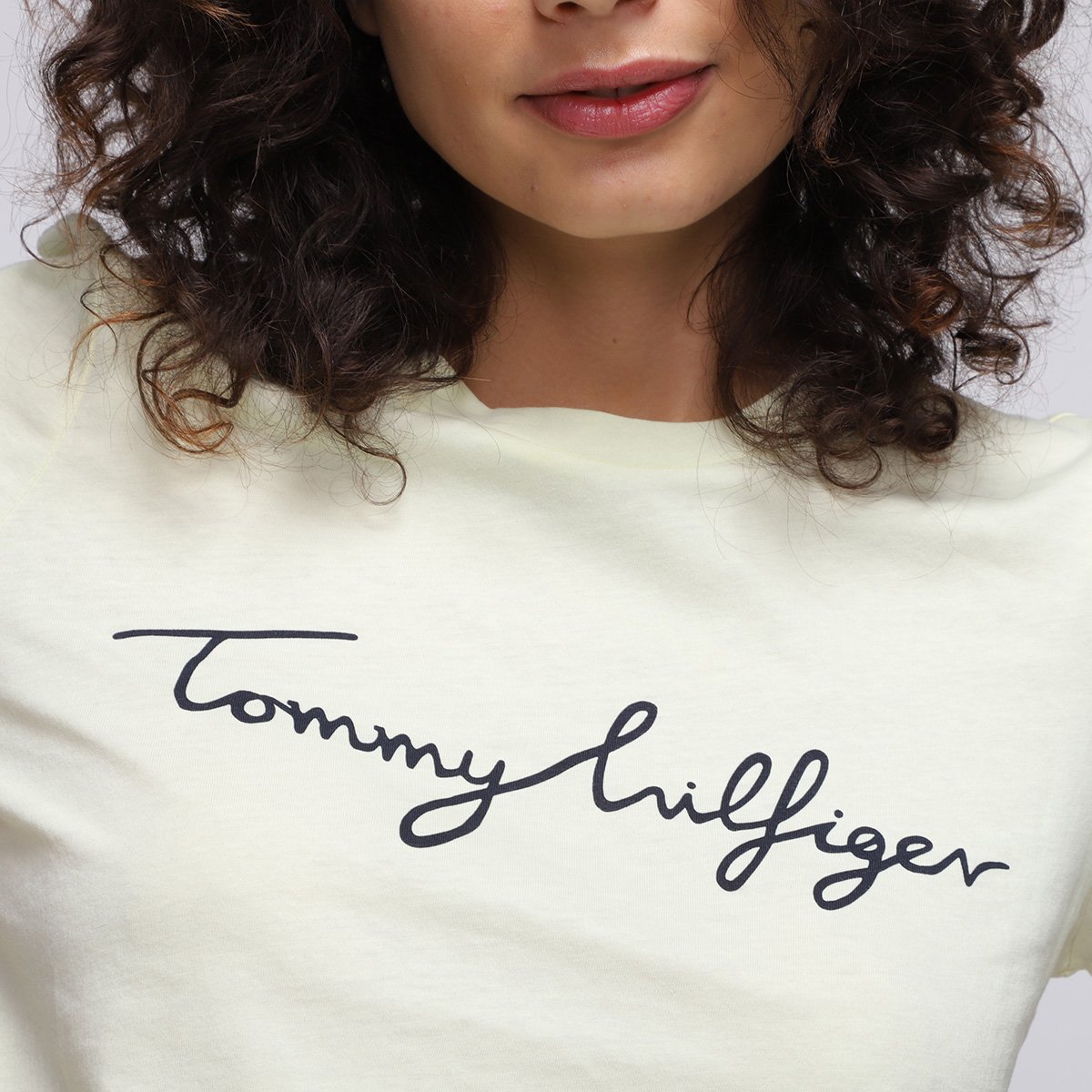 Camiseta Tommy Hilfiger Básica Logo Feminina - Tam: P - 2