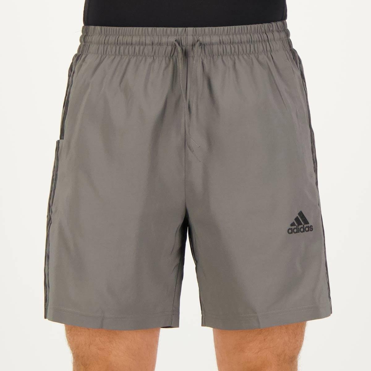 Bermuda Adidas 3 Stripes Cinza Escuro Menor preço em Bermuda Adidas 3 Stripes Cinza Escuro