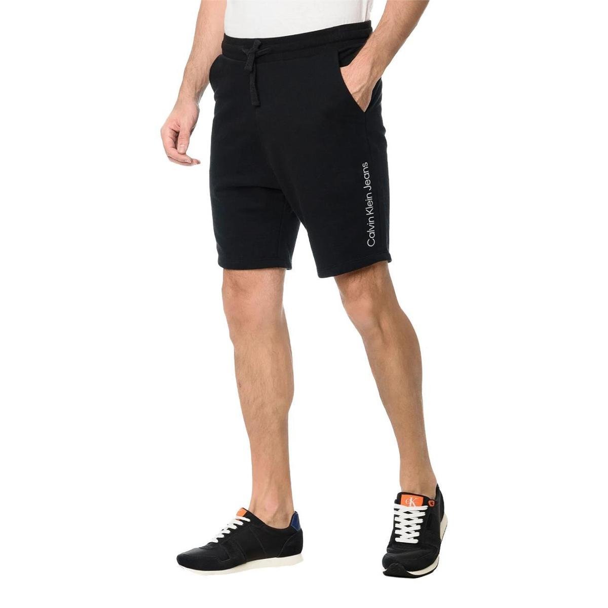 Bermuda Calvin Klein Jeans Moletom Lateral Logo Preta Menor preço em Bermuda Calvin Klein Jeans Moletom Lateral Logo Preta