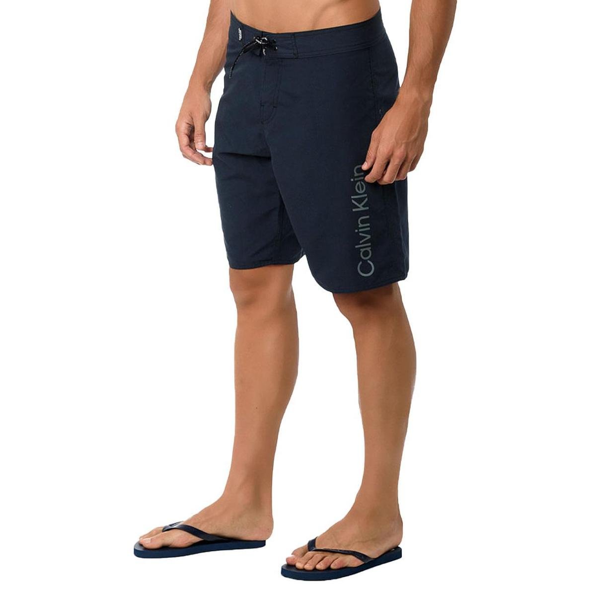 Bermuda Calvin Klein Swimwear Masculina D'Água Vertical Logo Azul Marinho Menor preço em Bermuda Calvin Klein Swimwear Masculina D'Água Vertical Logo Azul Marinho