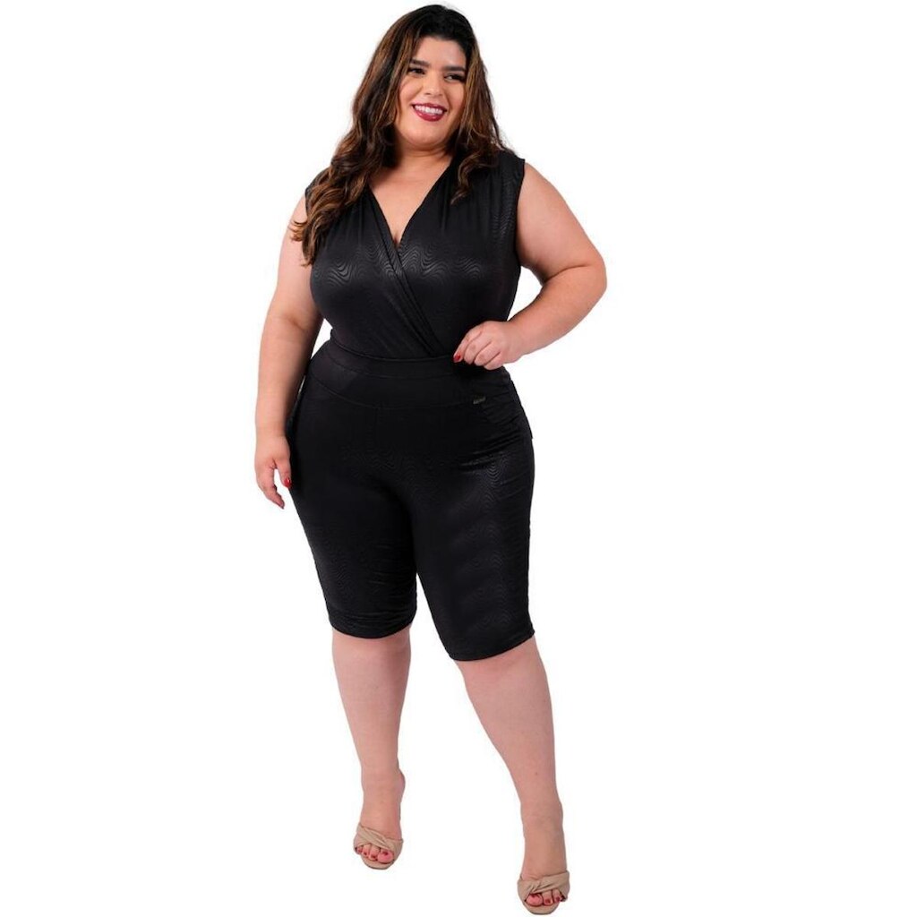 Bermuda Feminina Plus Size com Bolsos Cós Médio Tecido 3D Catwalk