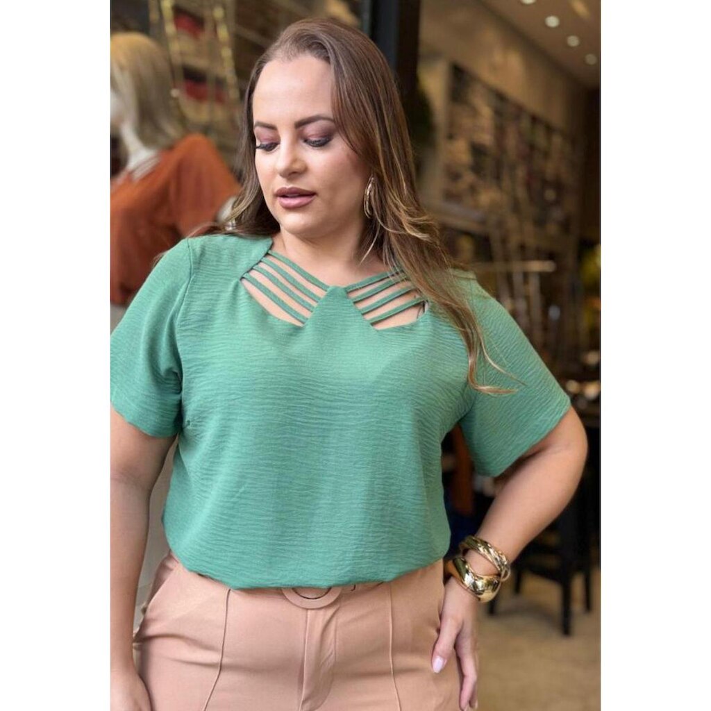 Blusa Plus Size com Decote Vazado e Manga Curta