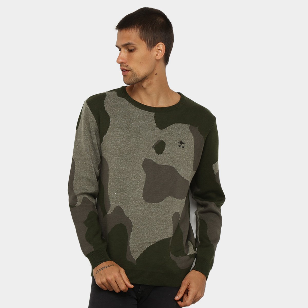 blusa com manga camuflada