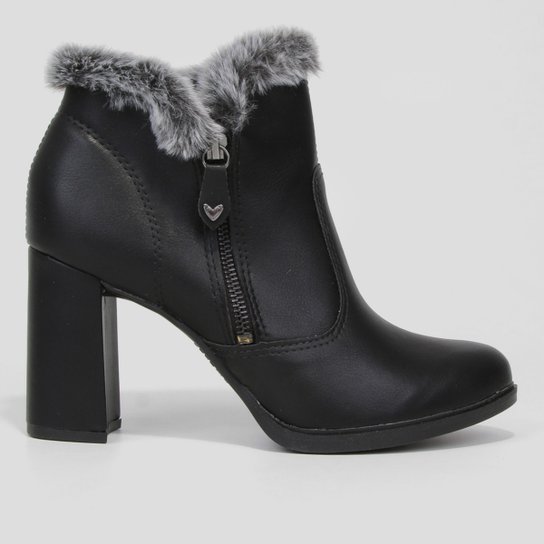 Bota Cano Curto Mississipi Pelo Salto Médio Feminina - Preto+Caramelo Menor preço em Bota Cano Curto Mississipi Pelo Salto Médio Feminina - Preto+Caramelo