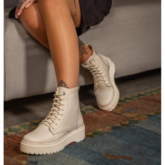 Bota coturno Feminino Off White Blogueira - Bege Menor preço em Bota coturno Feminino Off White Blogueira - Bege