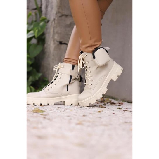 Bota Coturno Tratorado Feminina com Bag Lateral Removível Off White - Off White Menor preço em Bota Coturno Tratorado Feminina com Bag Lateral Removível Off White - Off White
