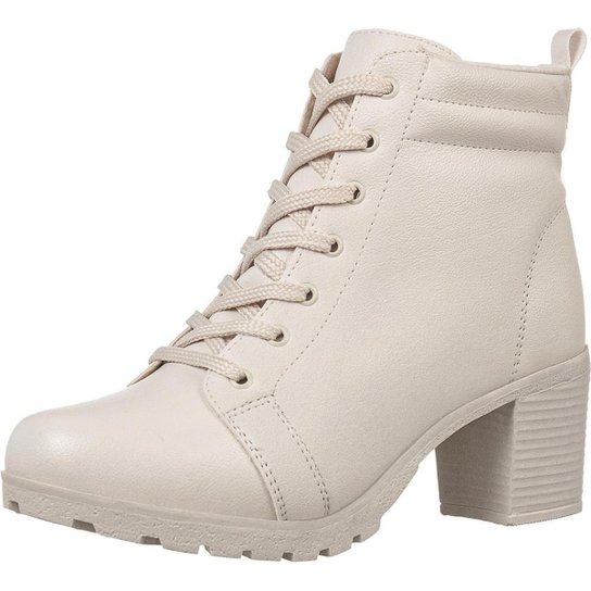 Bota Feminina GiGiL Salto Médio Grosso Tratorado - Off White Menor preço em Bota Feminina GiGiL Salto Médio Grosso Tratorado - Off White