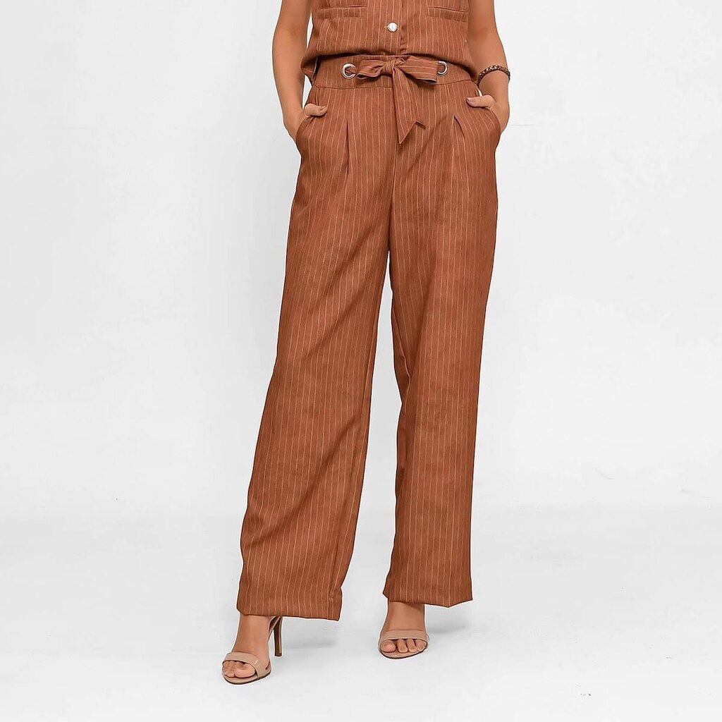 Calça Bisô Ilhós Alfaiataria Risca de Giz Caramelo