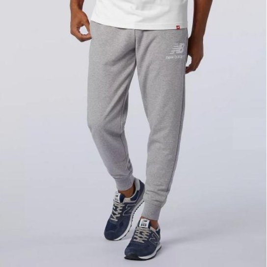 CALÇA DE MOLETOM NEW BALANCE ESSENTIALS MASCULINA - Cinza Menor preço em CALÇA DE MOLETOM NEW BALANCE ESSENTIALS MASCULINA - Cinza