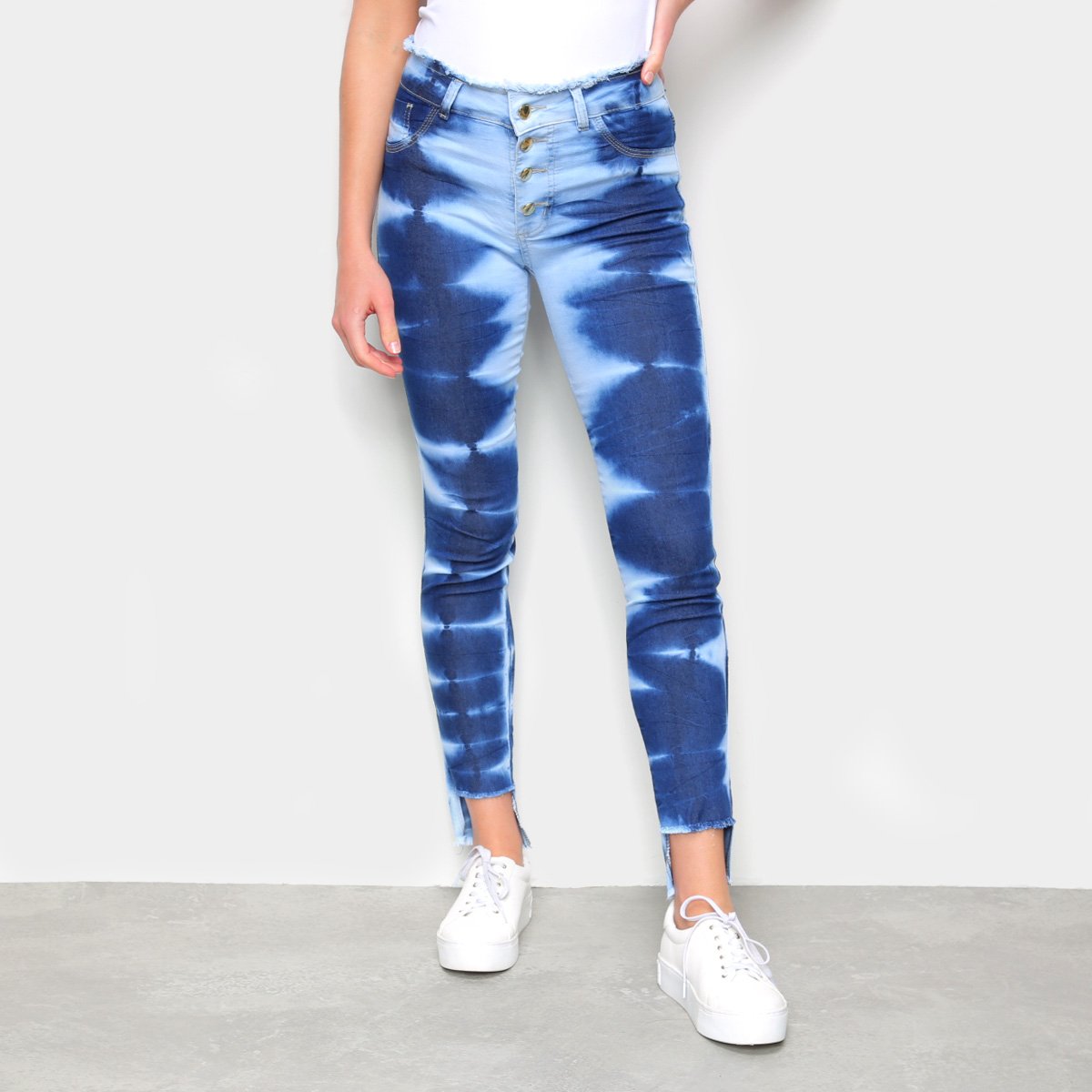 calça jeans com cós desfiado
