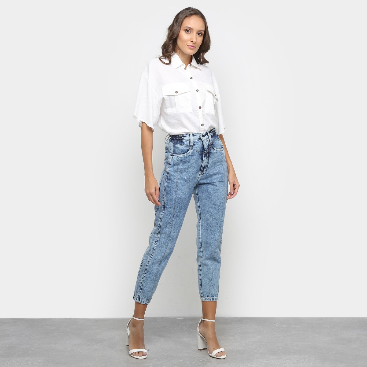 calça mom jeans marmorizada