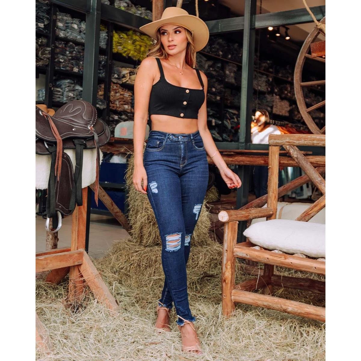 CALÇA JEANS FEMININA SKINNY INTERMEDIARIA RASGADA COM BOTÃO DUPLO NA