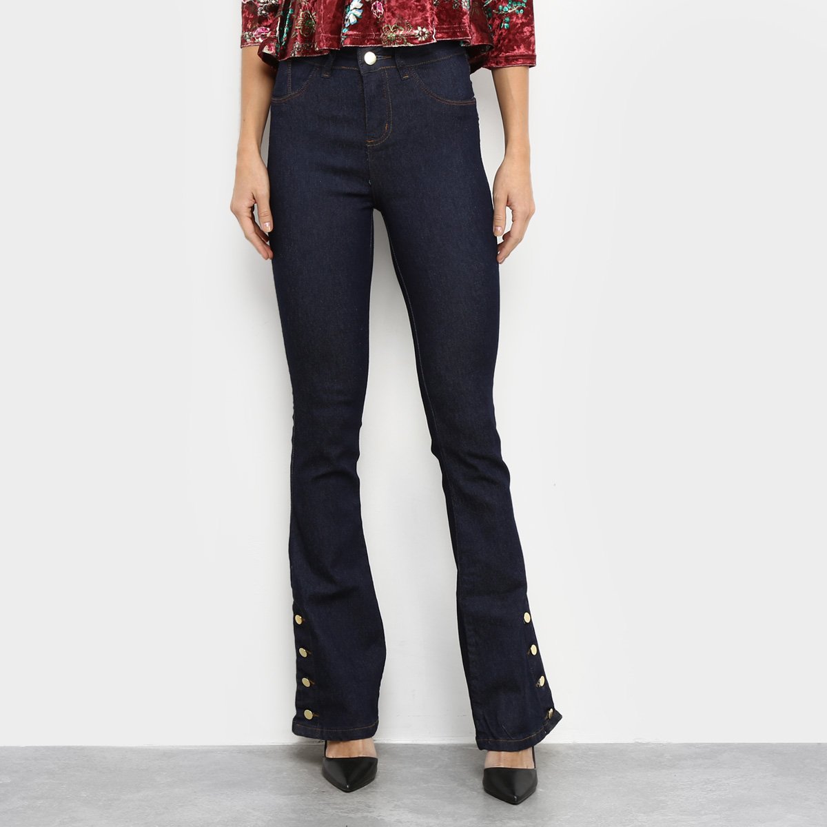calça jeans flare com botões