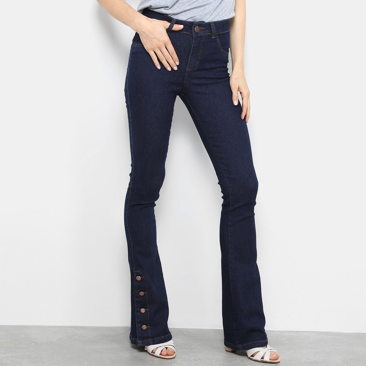 calça jeans flare com botões