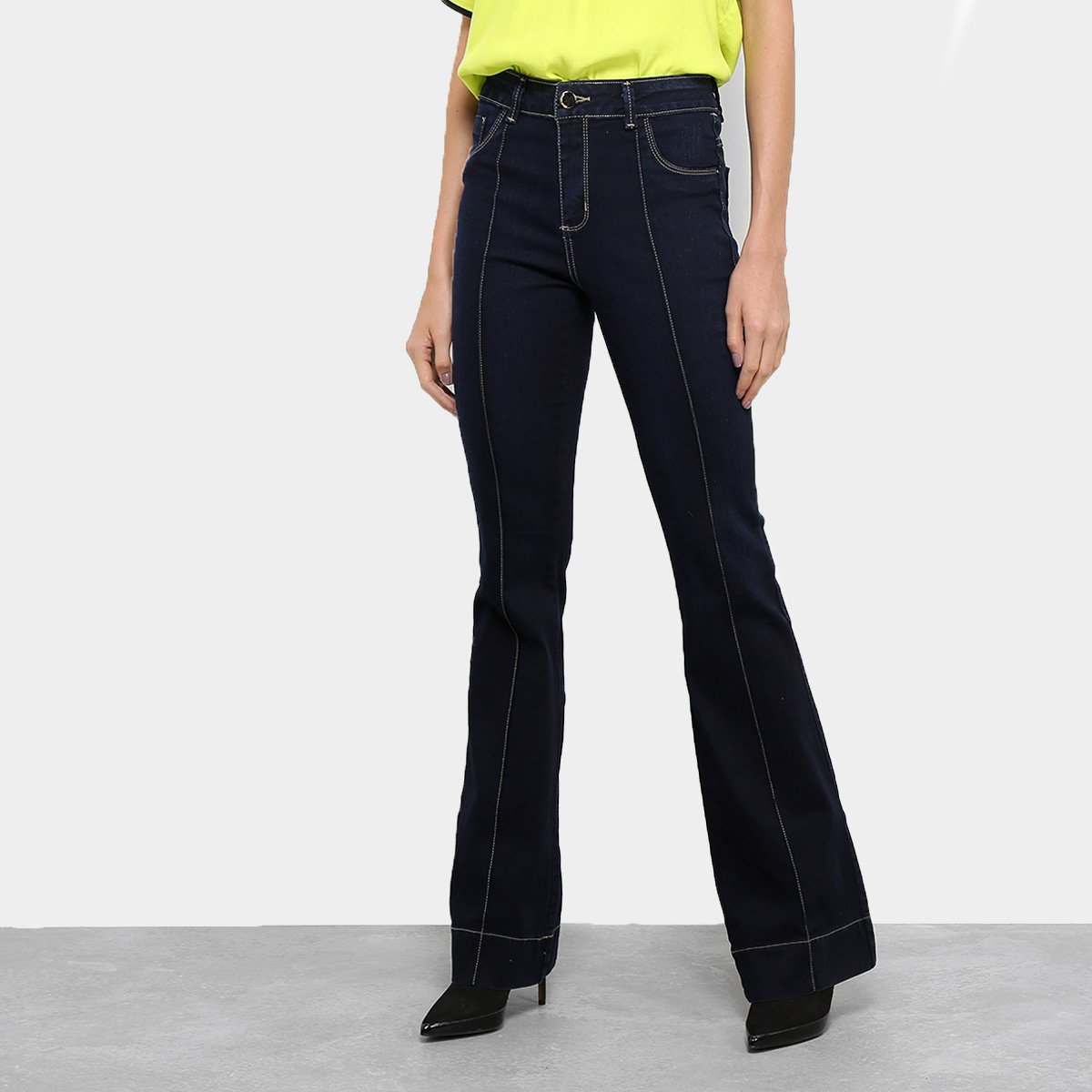 calça jeans flare escura