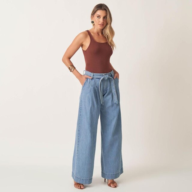 Calça Jeans Wide Cintura Alta Elástico Atrás E Pregas