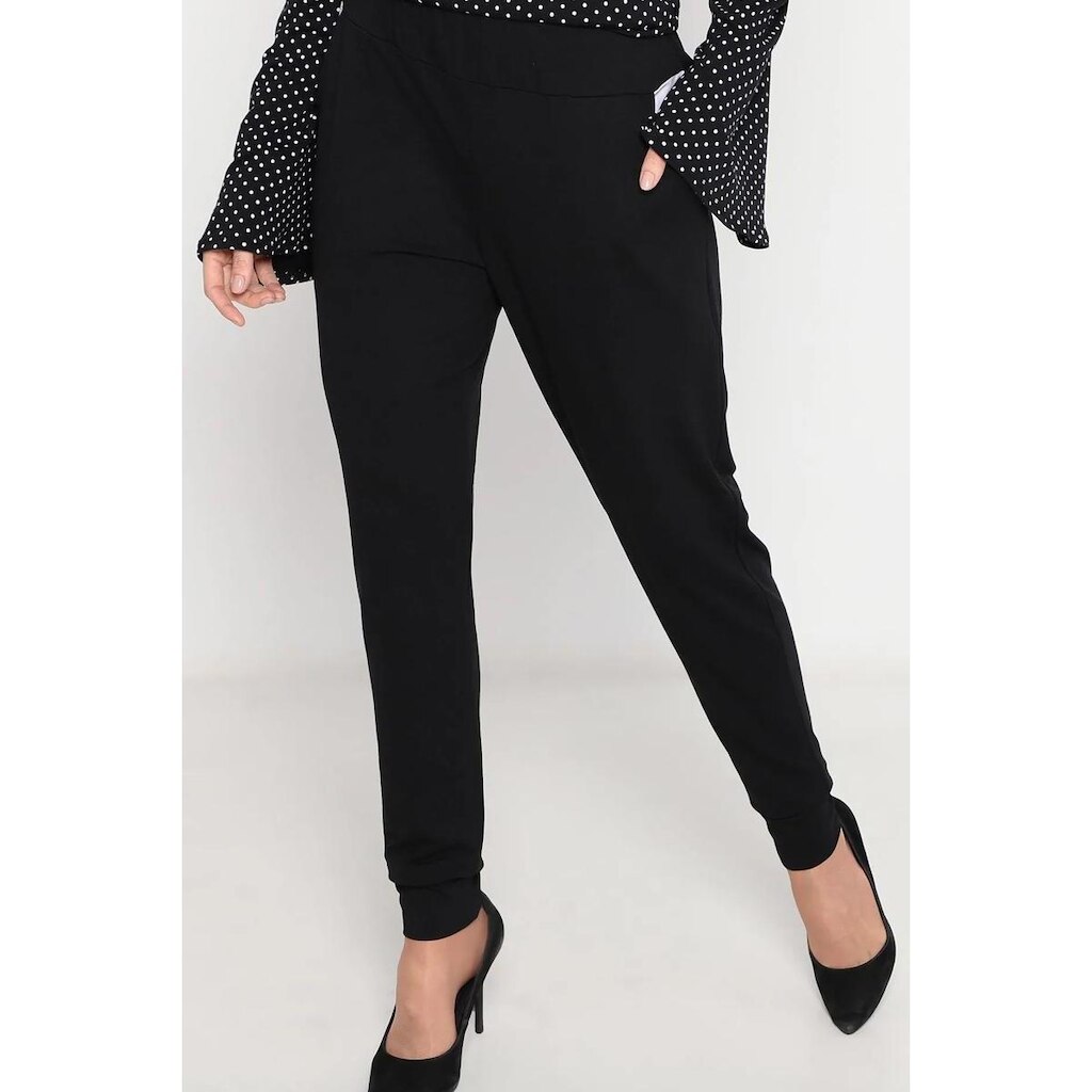 Calça Maria Paes Jogger Preta e Bolso Branco