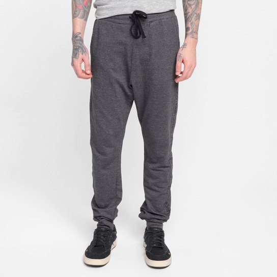 Calça Moletom Calvin Klein Flamê Recorte Logo Masculino - Chumbo Menor preço em Calça Moletom Calvin Klein Flamê Recorte Logo Masculino - Chumbo