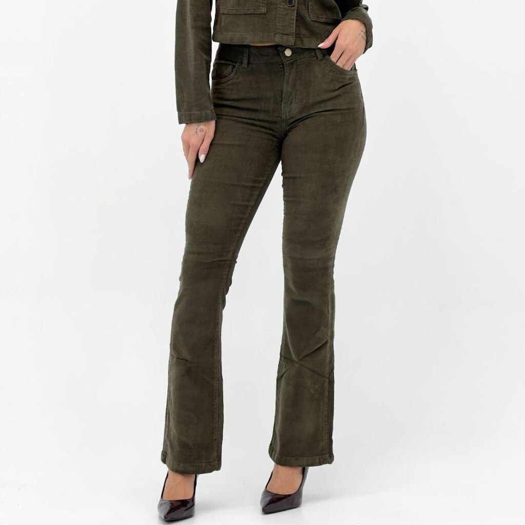 Calça Young Style Boot Cut em Veludo Cotelê Feminina