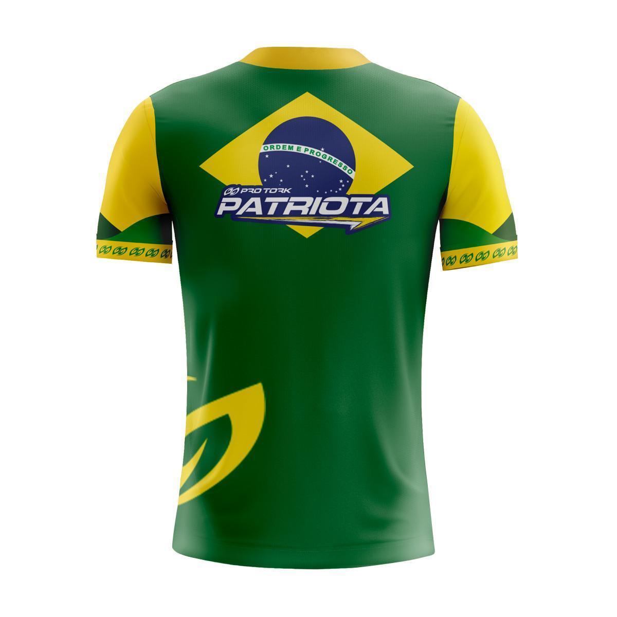 camisa amarela com manga verde