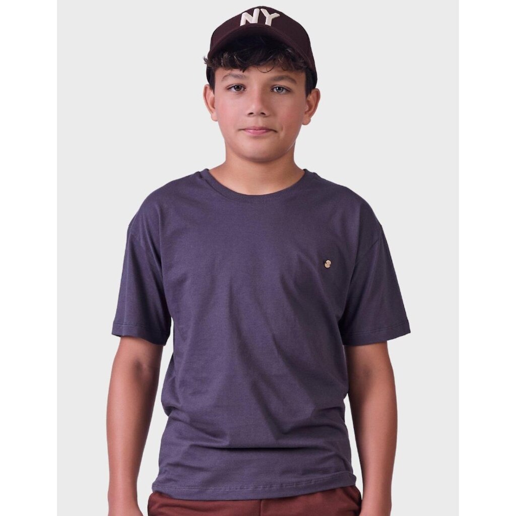 Camisa Modelo Oversize Gola Canoa Manga Curta Com Detalhes Discretos No Verão Masculino 12 a 18