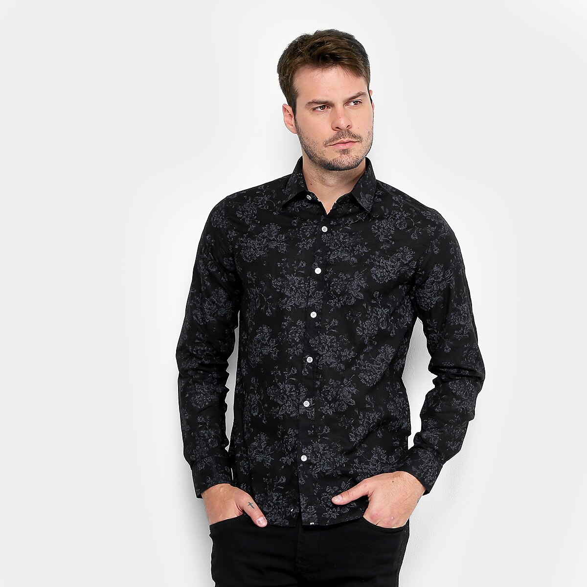 blusa preta com estampa floral