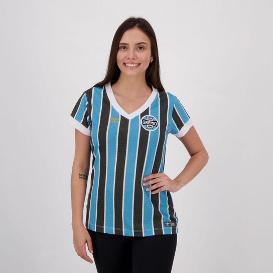 Camisa Umbro Grêmio Retrô 1983 Feminina - Azul Claro+Preto Menor preço em Camisa Umbro Grêmio Retrô 1983 Feminina - Azul Claro+Preto