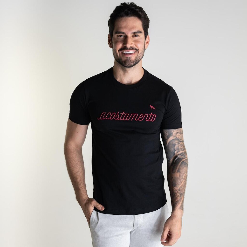 Camiseta Acostamento Preta Embroidery Bordô