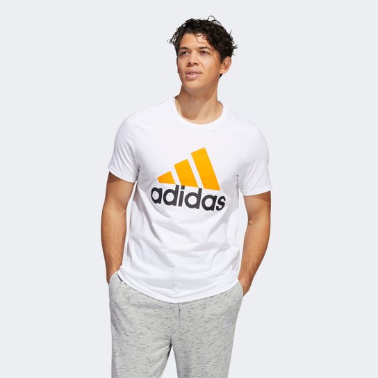 Camiseta Adidas Basic Badge of Sport Masculina - Branco+Preto Menor preço em Camiseta Adidas Basic Badge of Sport Masculina - Branco+Preto