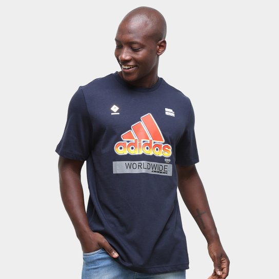 Camiseta Adidas Logo Nerdismo 3SL Masculina - Marinho Menor preço em Camiseta Adidas Logo Nerdismo 3SL Masculina - Marinho