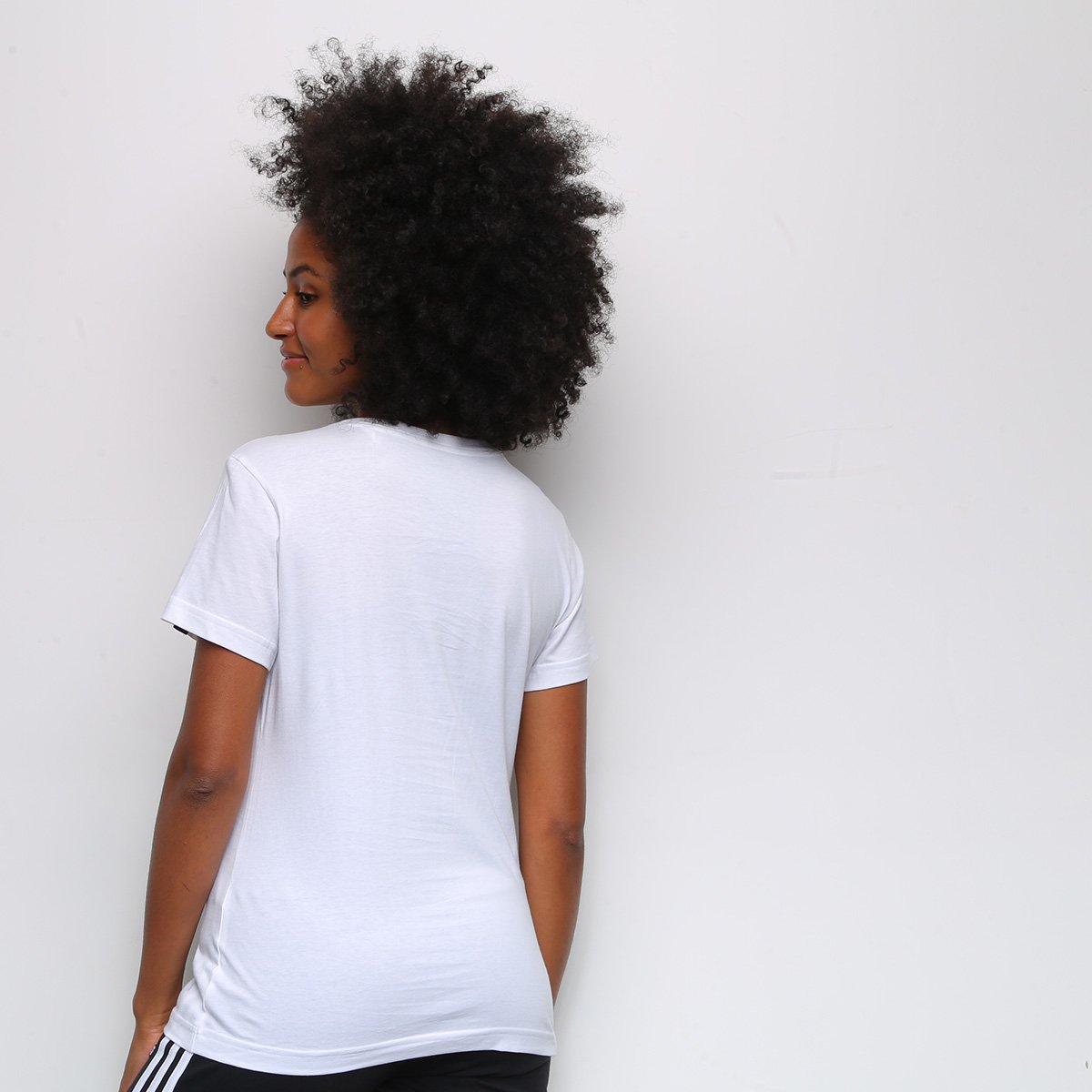 camiseta adidas logo vazado floral feminina