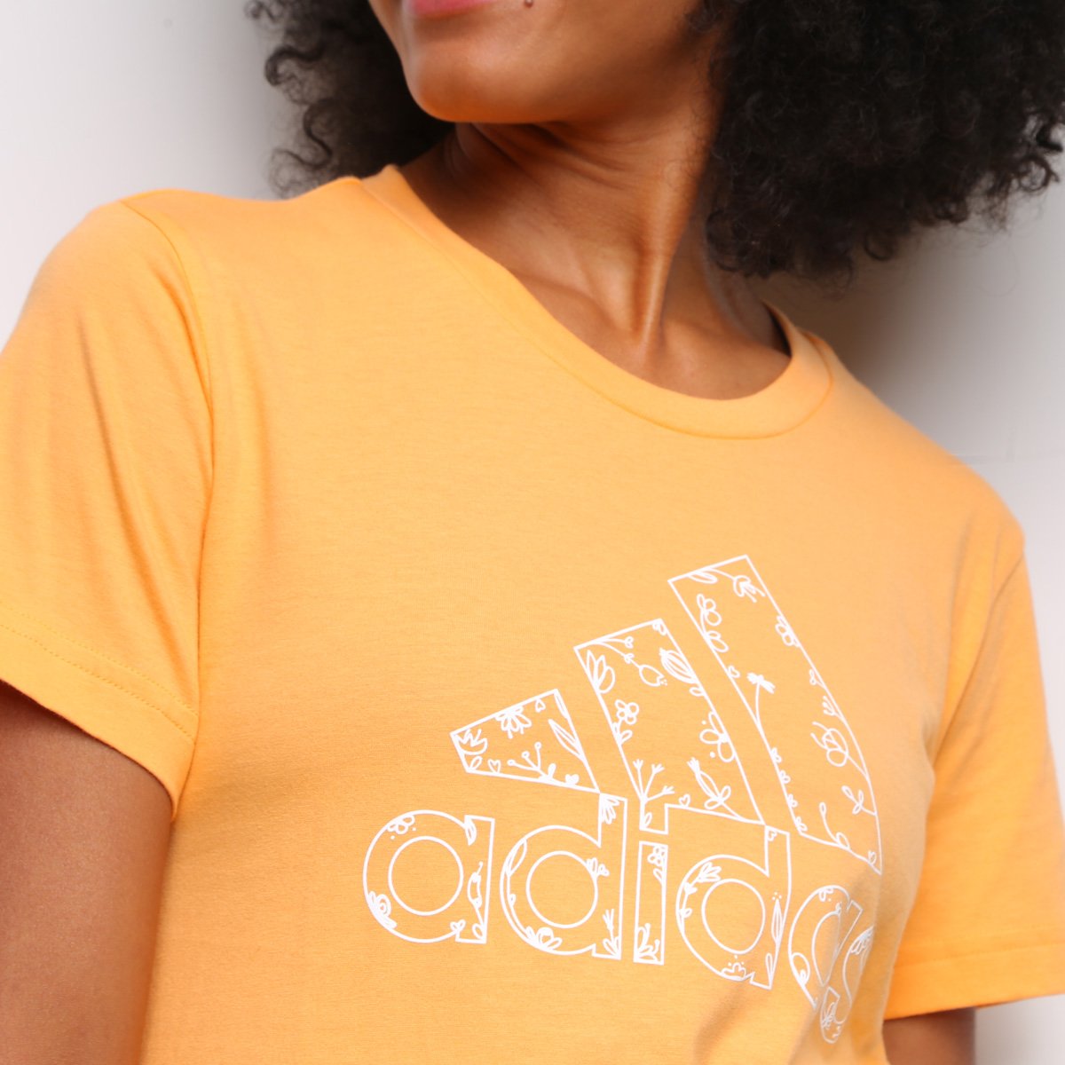 camiseta adidas logo vazado floral feminina