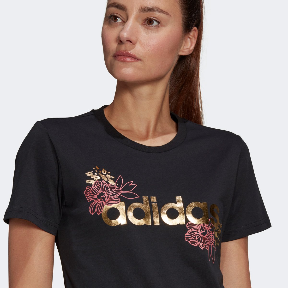 camiseta adidas logo vazado floral feminina