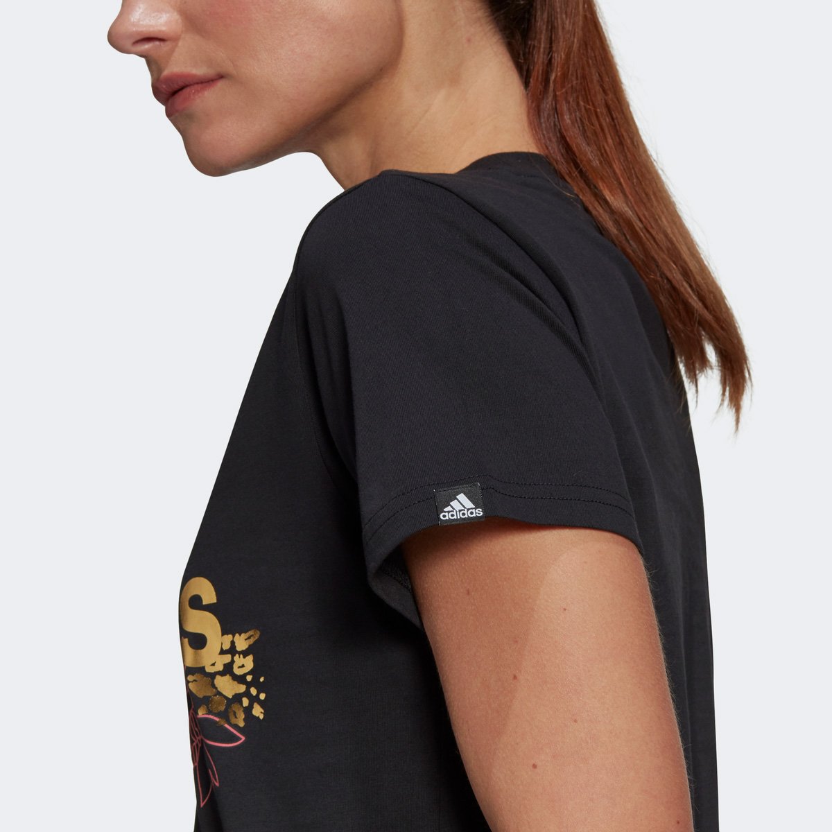 camiseta adidas logo vazado floral feminina