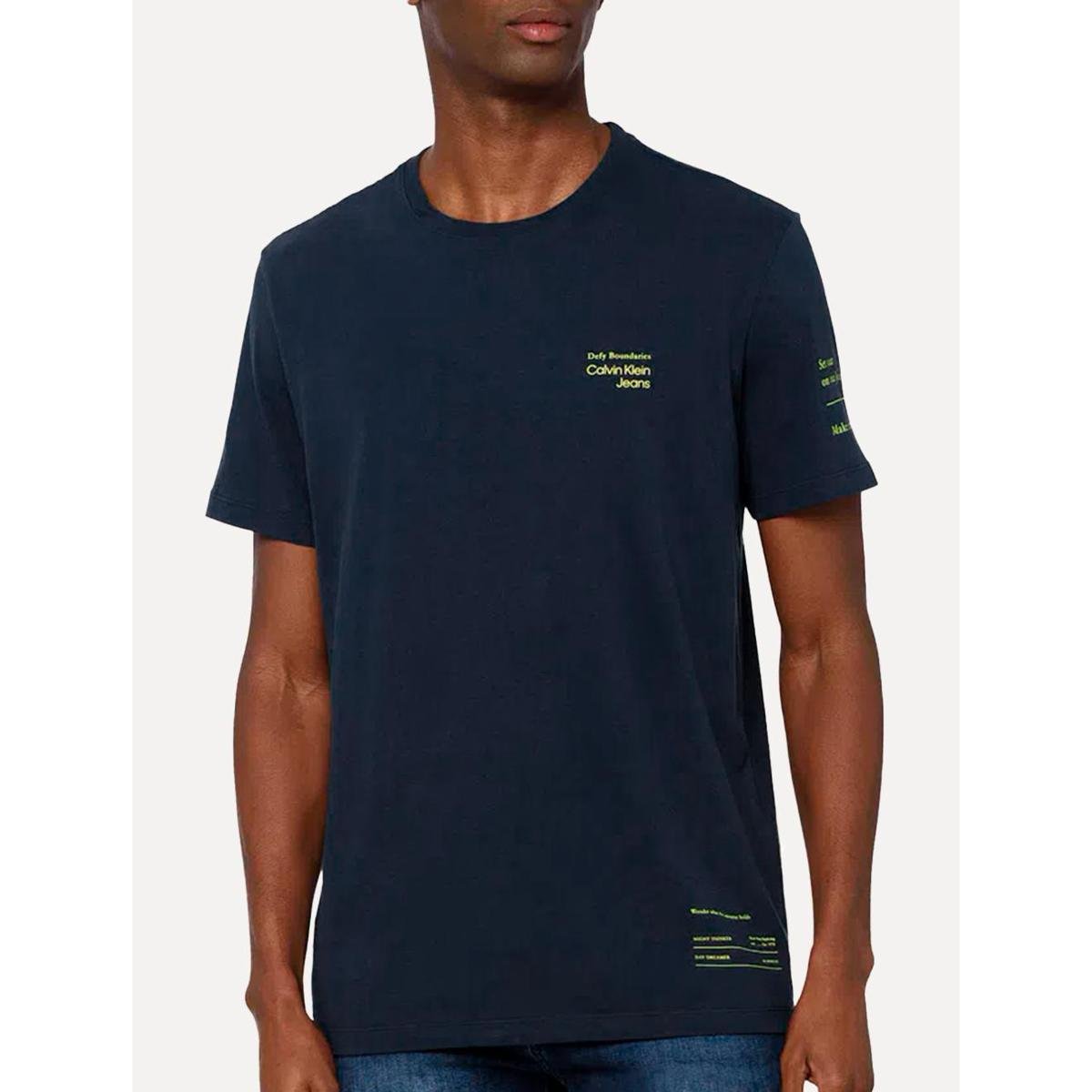 Camiseta Calvin Klein Jeans Masculina Defy Boundaries Azul Marinho Menor preço em Camiseta Calvin Klein Jeans Masculina Defy Boundaries Azul Marinho