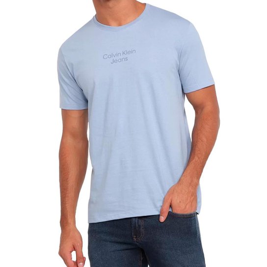 Camiseta Calvin Klein Jeans New Logo Sustainable Azul Claro - Azul Menor preço em Camiseta Calvin Klein Jeans New Logo Sustainable Azul Claro - Azul