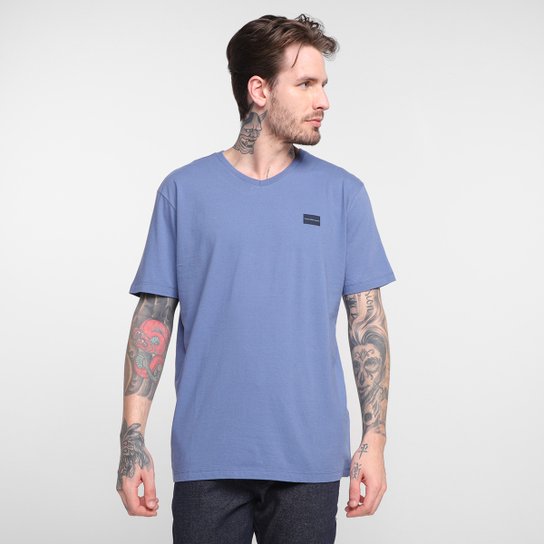 Camiseta Calvin Klein Logo Gola V Masculina - Azul Menor preço em Camiseta Calvin Klein Logo Gola V Masculina - Azul