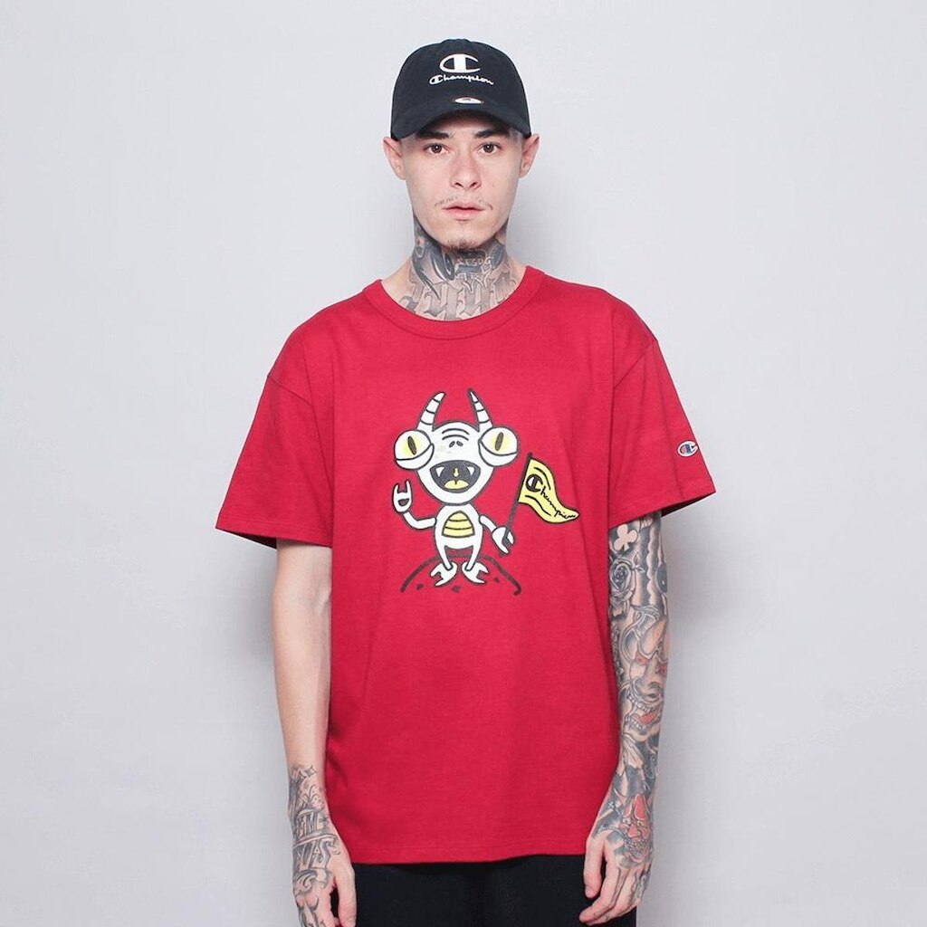 CAMISETA CHAMPION ATHLETIC WE ARE NOT ALONE INK
