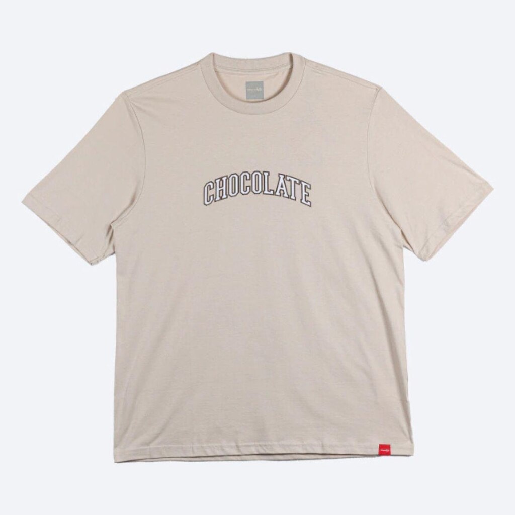 CAMISETA CHOCOLATE SKATEBOARD LEAGUE TEE AREIA