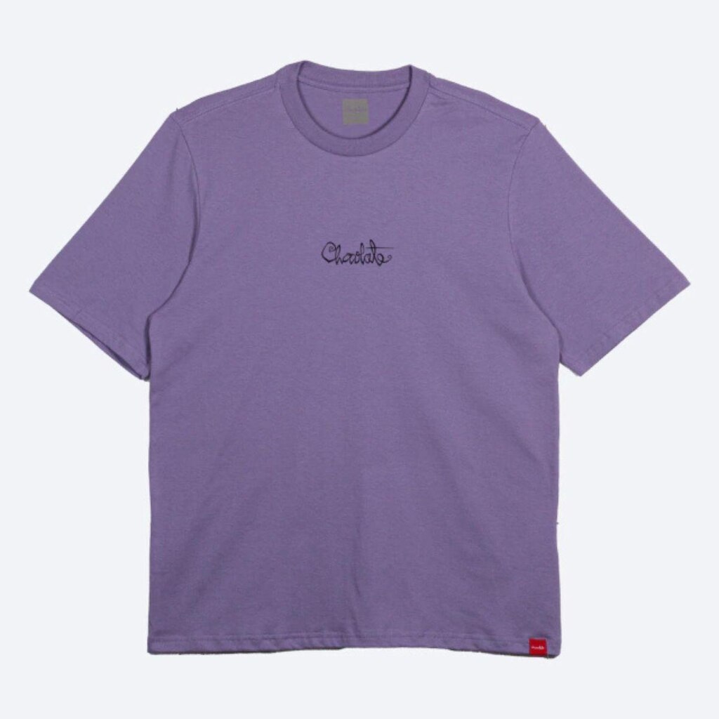 CAMISETA CHOCOLATE SKATEBOARD SCRIPT TEE LILAS