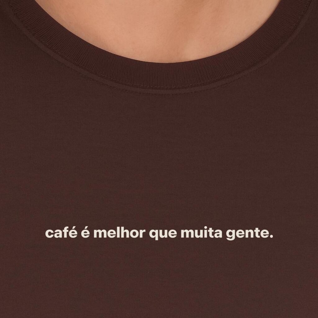 CAMISETA ESTAMPADA CAFÉ É MELHOR QUE MUITA GENTE