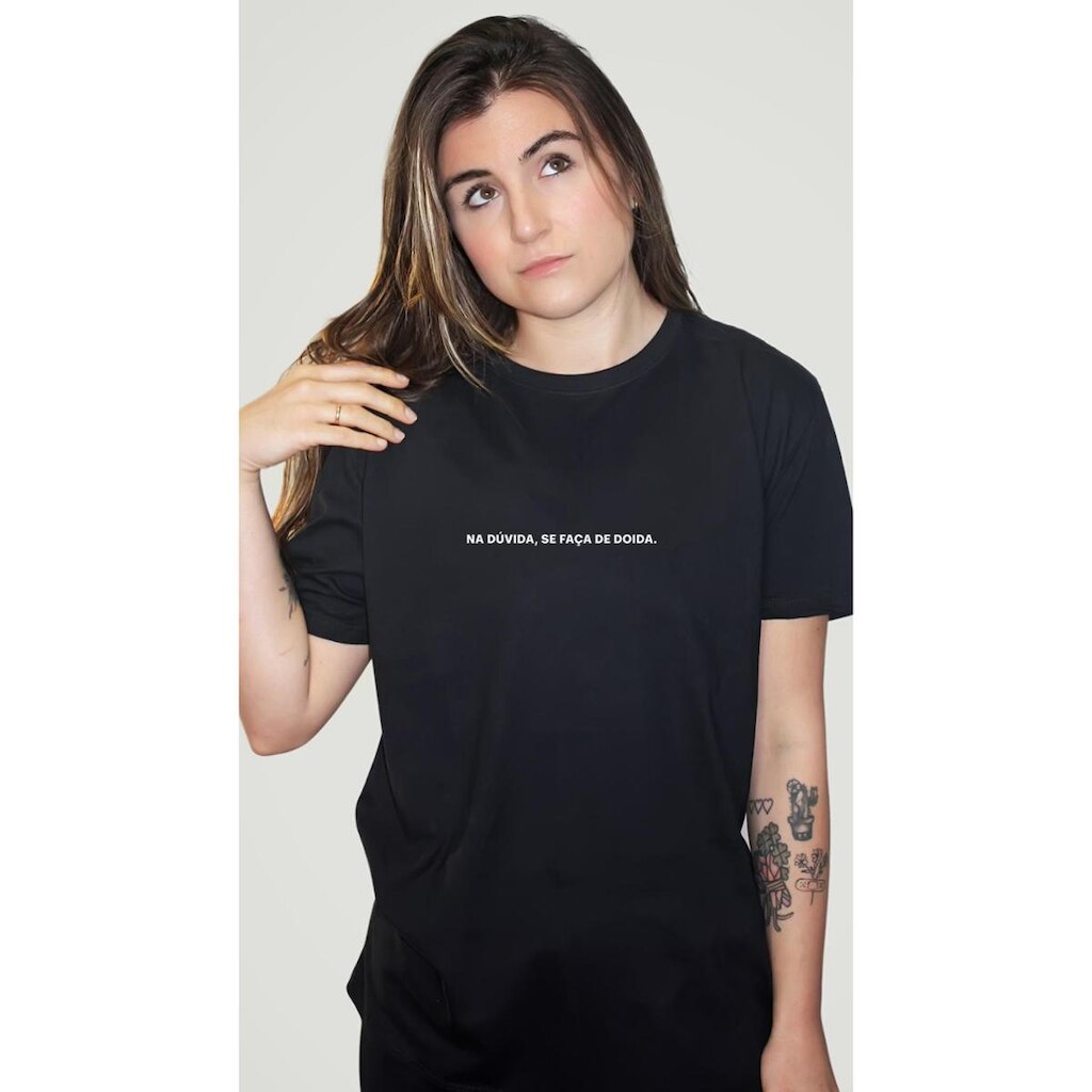 CAMISETA ESTAMPADA NA DÚVIDA SE FAÇA DE DOIDA