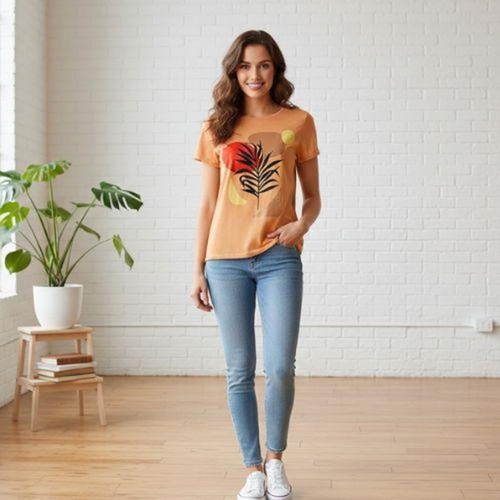 Camiseta Feminina Estampada com Abertura nas Costas e Detalhe de Tiras Malwee