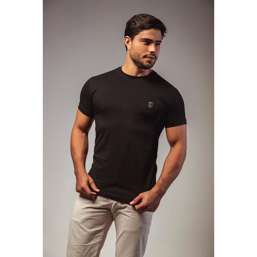 CAMISETA GOLA O STWART PRETA LOGO