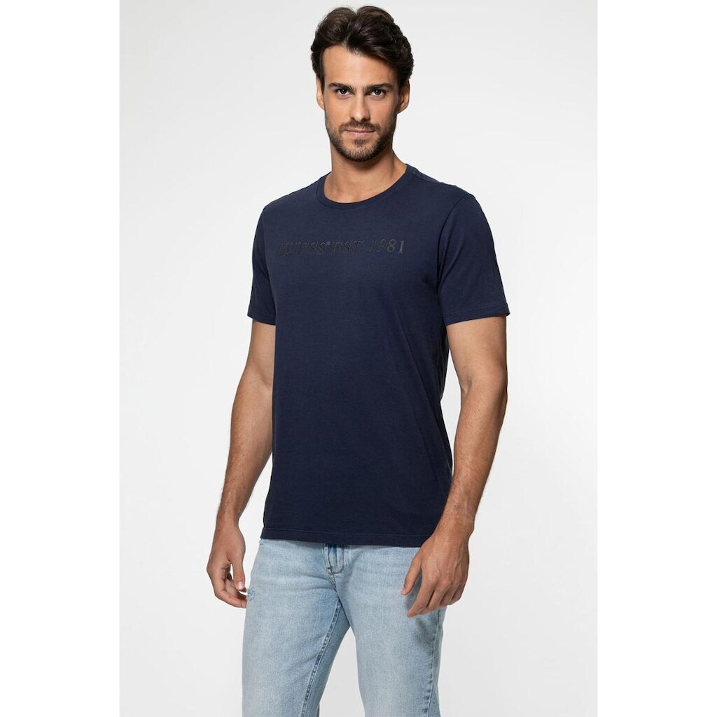 Camiseta Guess Est 1981 Relevo Azul Escuro