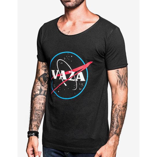 Camiseta Hermoso Compadre Gola Canoa Masculina - Preto Menor preço em Camiseta Hermoso Compadre Gola Canoa Masculina - Preto