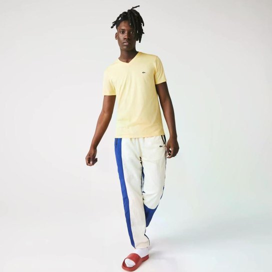 Camiseta Lacoste Masculina em Algodão Pima com Gola V - Amarelo Claro Menor preço em Camiseta Lacoste Masculina em Algodão Pima com Gola V - Amarelo Claro