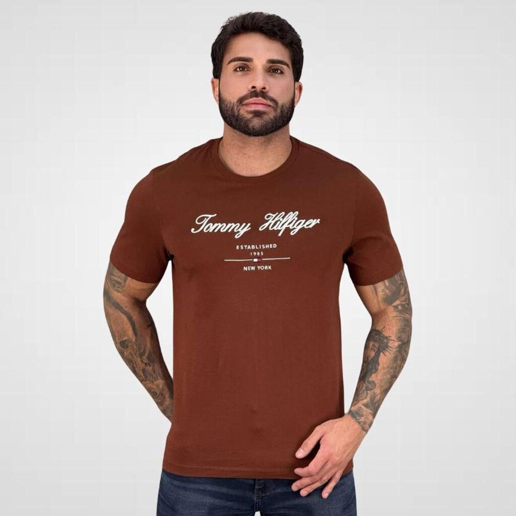 Camiseta Marrom Script Logo Masculina Regular Fit Tommy